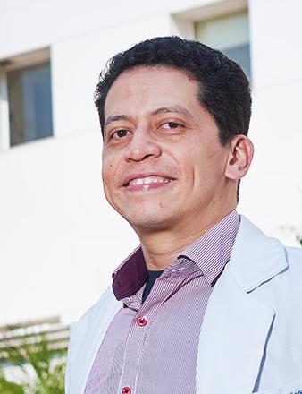 Dr. Óscar Moreno Loza