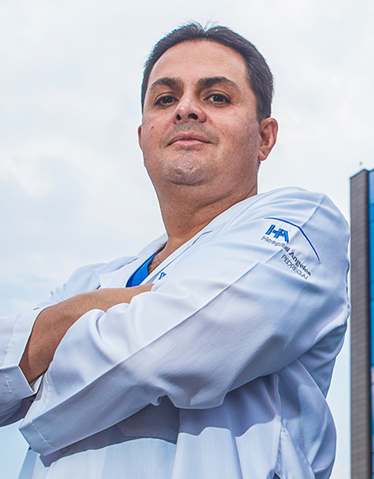 Dr. Carlos Eduardo Martínez Ruiz